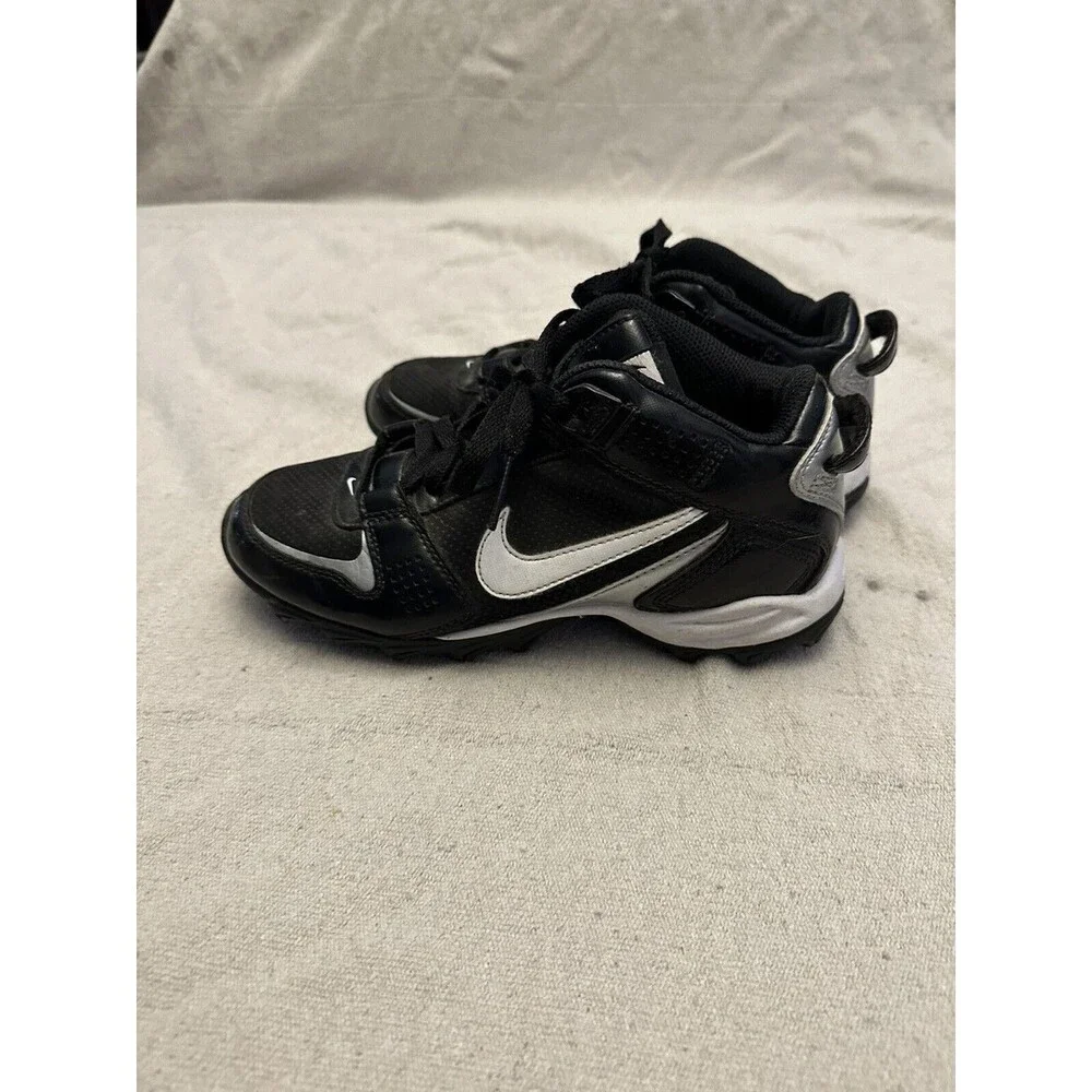 Nike Land Shark Legacy Youth Cleats Size 4.5Y Black. 396263-012